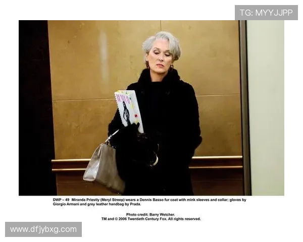 剪平头发的女足球明星，展现运动与时尚的完美结合