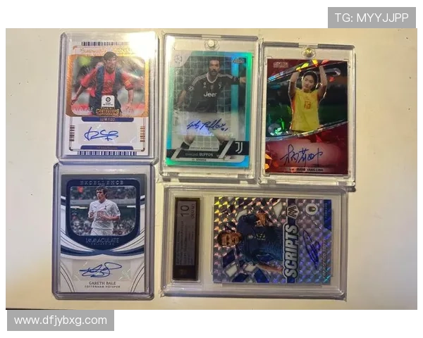 外国人拆足球球星卡时的激动瞬间揭示了收藏热潮背后的情感与价值 外国人拆足球球星卡时的激动瞬间揭示了收藏热潮背后的情感与价值