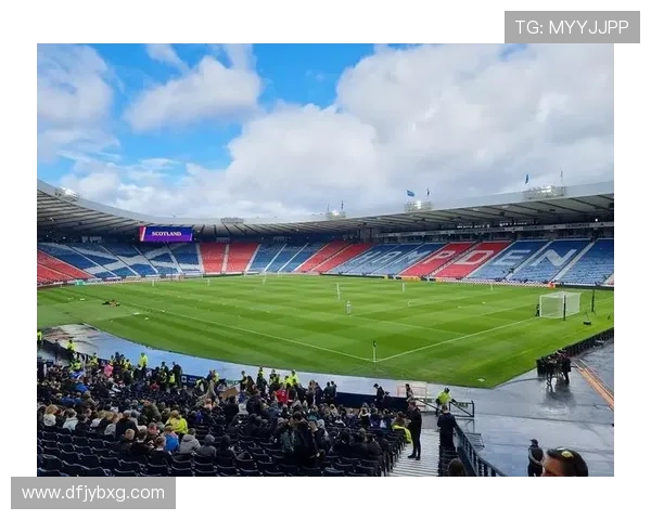 足球巨星纵横驰骋解析透视球场内外的传奇与荣耀 足球巨星纵横驰骋解析透视球场内外的传奇与荣耀